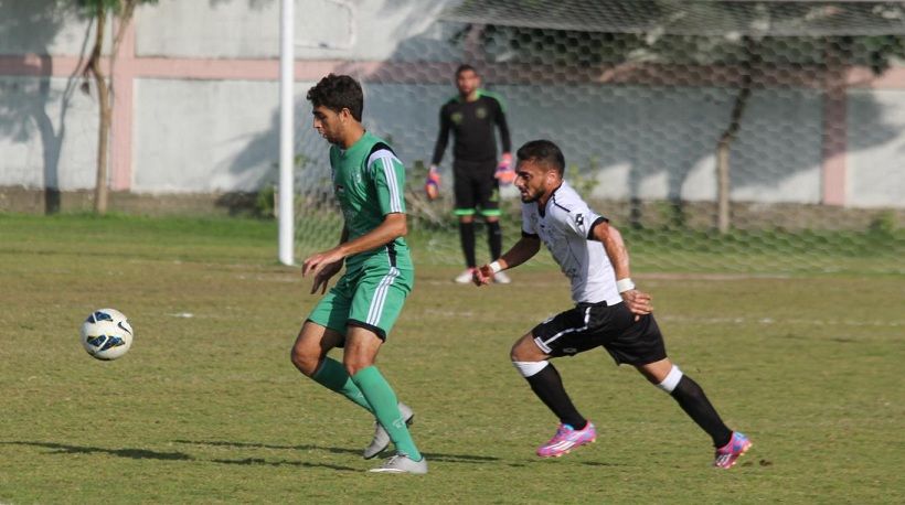 طينة لاعب الشجاعية يستحوذ على الكرة 
