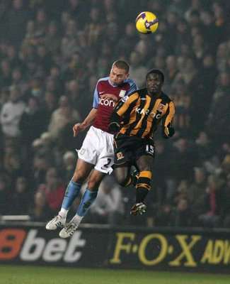 صـراع هوائي على الكرة بين ميندي(يمين) ولوك يونغ