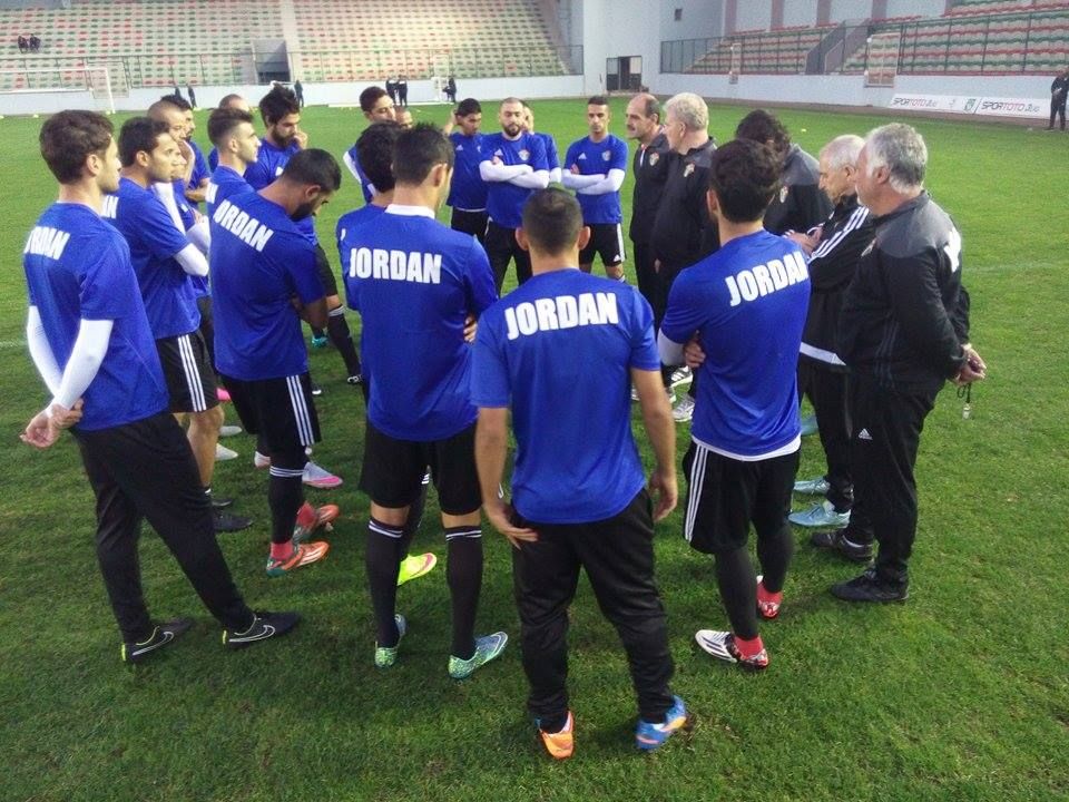 بول يتحدث للاعبين في معسكر تركيا 