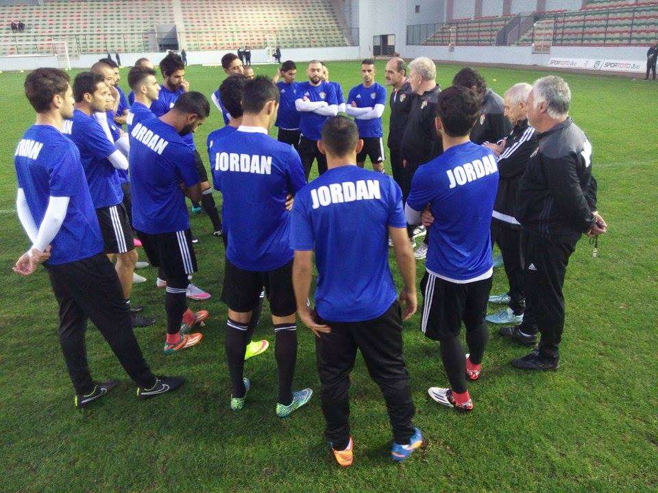 بول يتحدث للاعبين في معسكر تركيا