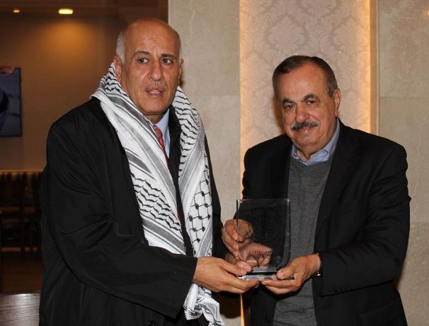 عبد القادر يقدم درعا تذكارية للرجوب