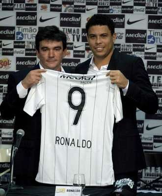 رونالدو مع رئيس النادي كورينثيانز أندريس سانشيز