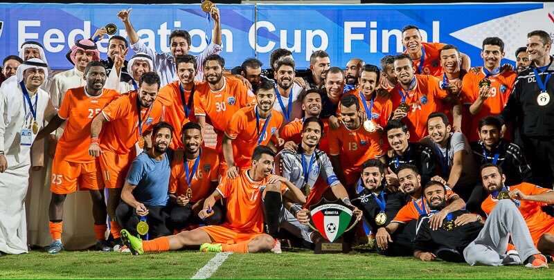 كنكوني كما بدا اليوم مع زملاءه اللاعبين متوجا بكأس الاتحاد الكويتي