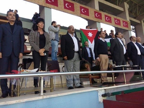 الأمير علي خلال حضوره المباراة