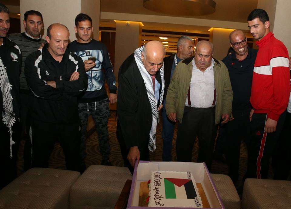 اللواء الرجوب يشارك في عيد ميلاد الحارس توفيق علي