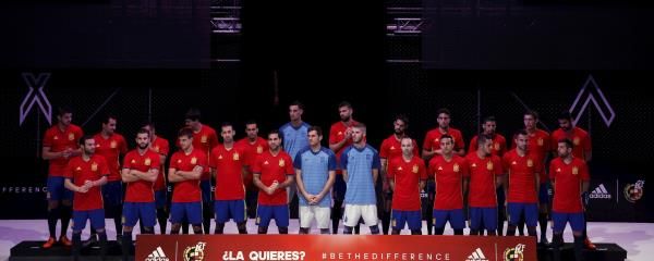 المنتخب الاسباني اثناء تقديم القميص الجديد