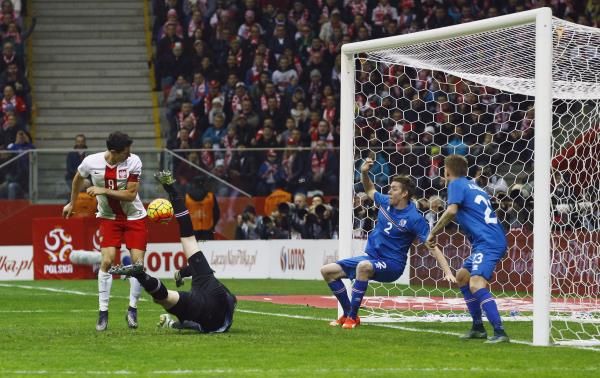 2015-11-13t221004z_1165207792_gf20000058422_rtrmadp_3_soccer-friendly_reuters