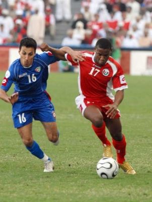 صورة أرشيفية لإحدى المباريات بين المنتخب الكويتي و العماني