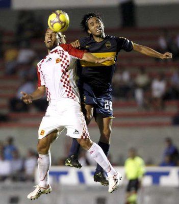 فارغاس في صراع على الكرة مع المكسيكي زاموقيلني