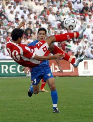 عماد الحوسني يسدد الكرة في إحدى المباريات أمام المنتخب الكويتي