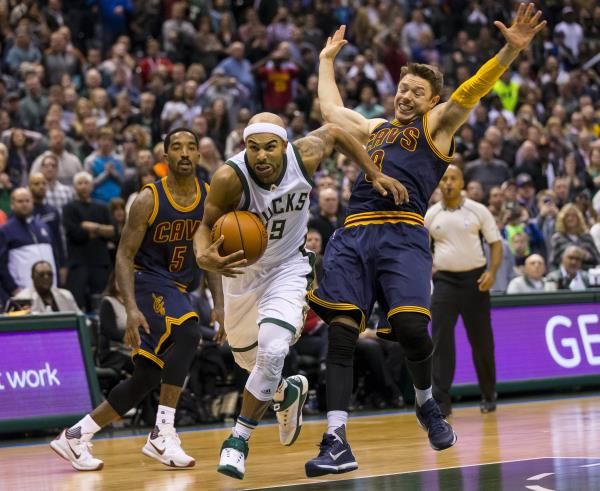 2015-11-15t045530z_2097231287_nocid_rtrmadp_3_nba-cleveland-cavaliers-at-milwaukee-bucks_reuters