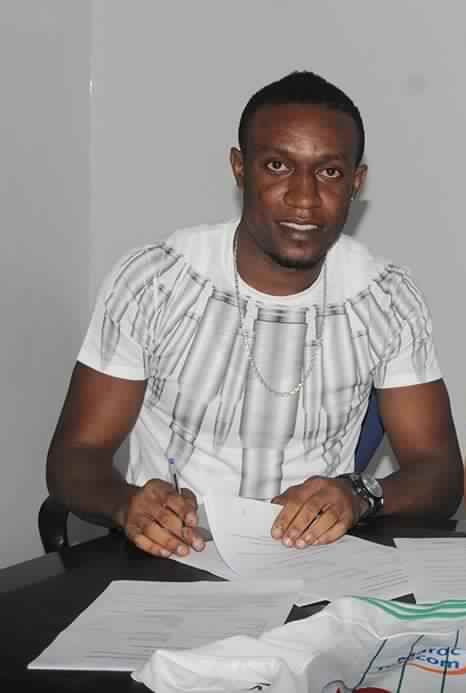 ليما مابيدي عند امضاء العقد للصفاقسي في يناير الماضي 