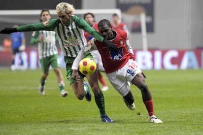 غاسبر - صاحب الهدف الأول في اللقاء - بإحدى اللقاءات الماضية