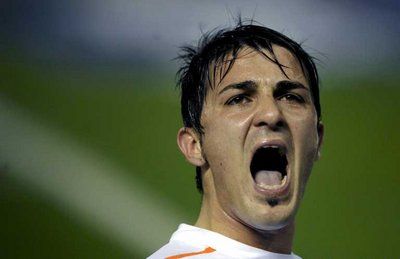 نجم فالنسيا ديفيد فيا محتفلاً بهدفه على مرمى أتليلتكو مدريد