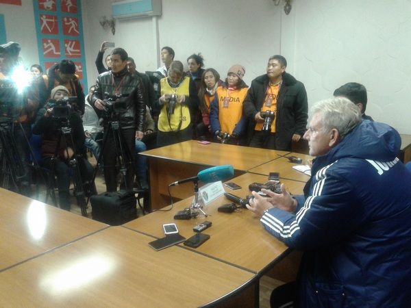 بوت يتحدث في المؤتمر