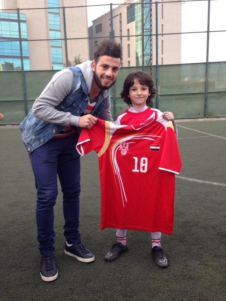 المواس يقدم قميصه لاحد الاطفال