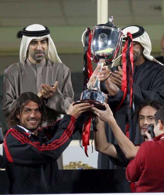 باولو مالديني وفيليبو إنزاجي يحملون كأس البطولة