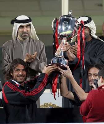 باولو مالديني وفيليبو إنزاجي يحملون كأس البطولة