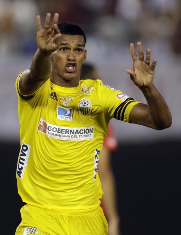 2015-02-11t234438z_388606499_gm1eb2c0ld201_rtrmadp_3_soccer-libertadores_reuters