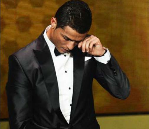 رونالدو يبكي بمناسبة فوزه بالكرة الذهبية قبل عامين