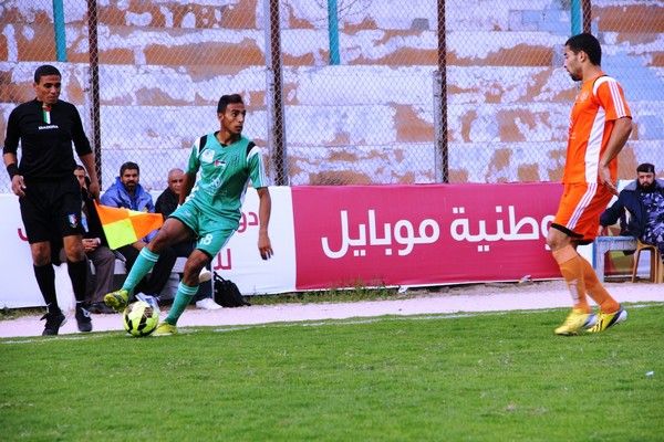 صائب ابو حشيش لاعب الصداقة مسيطرا على الكرة 
