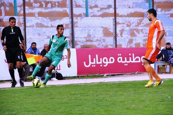 صائب ابو حشيش لاعب الصداقة مسيطرا على الكرة 