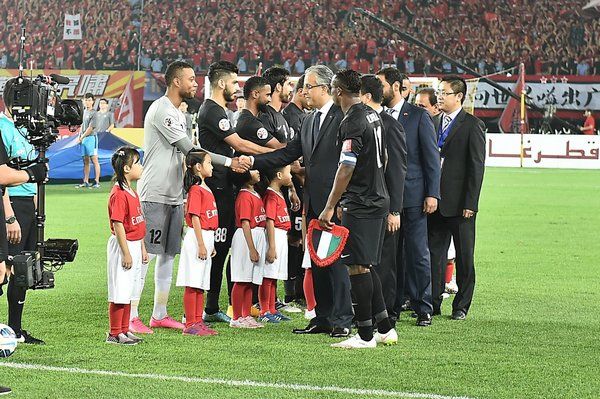الشيخ يصافح لاعبي الفريقين قبيل انطلاقة المباراة النهائية