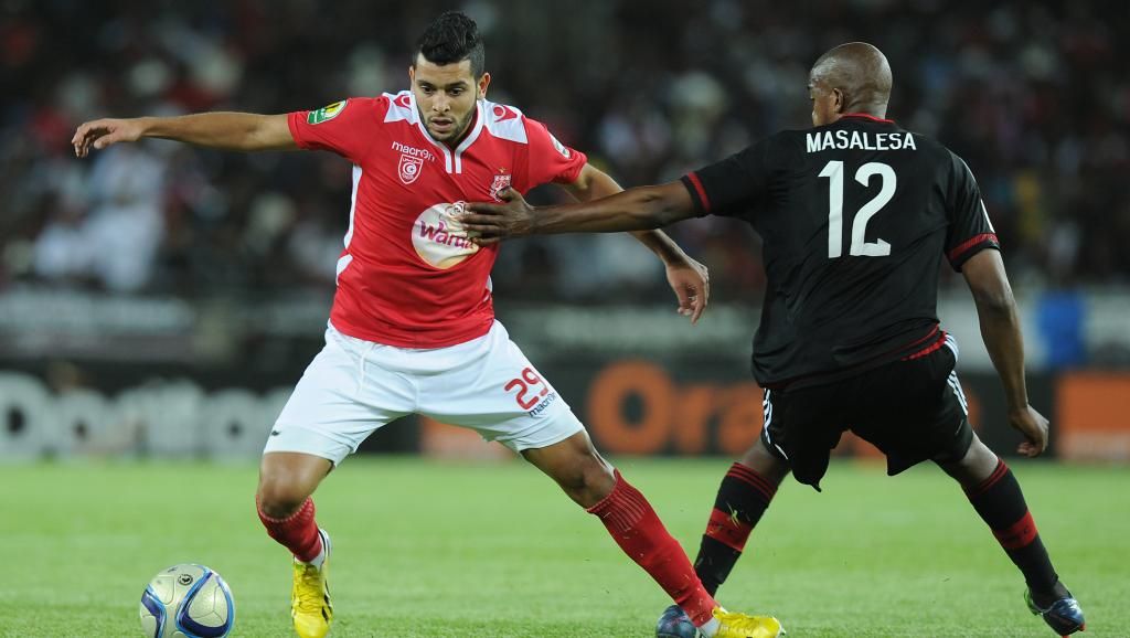 محمد امين بن عمر خلال مباراة امس ضد بيراتس وامامه ماساليسا 