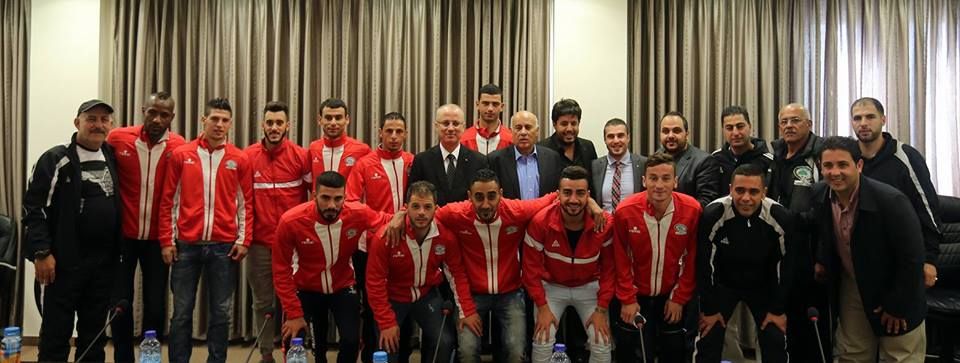 صورة جماعية لرئيس الحكومة مع المنتخب الفلسطيني
