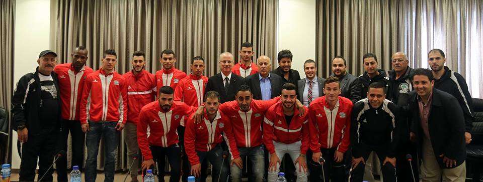 صورة جماعية لرئيس الحكومة مع المنتخب الفلسطيني