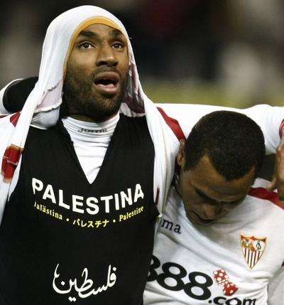 كانوتيه أثناء إظهاره لقميصه