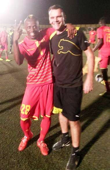 الغاني كوفي يحتفل باللقب