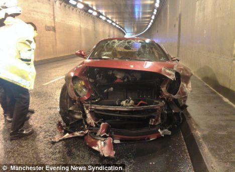 العربة الفيراري المحطمة (صور من صحيفة دايلي ميل الإنجليزية)