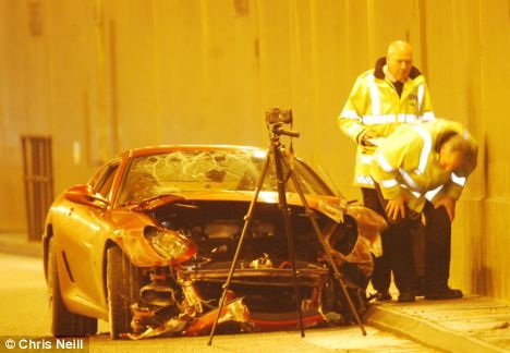 رجال الشرطة يتفحصون العربة (صور من صحيفة دايلي ميل الإنجليزية)