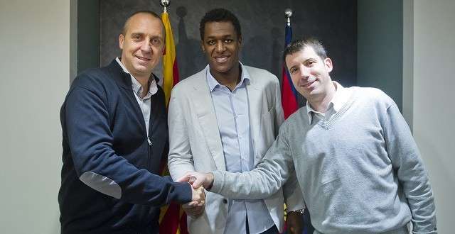 وائل جلوز يتوسط مسؤولي برشلونة الاسباني 