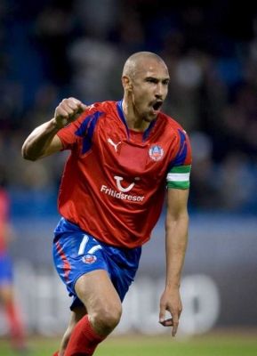 المهاجم السويدي هنريك لارسون