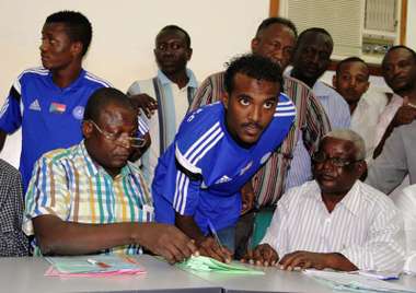 لاعب الهلال احمد يوقع قبل اعاراته لاهلي الخرطوم