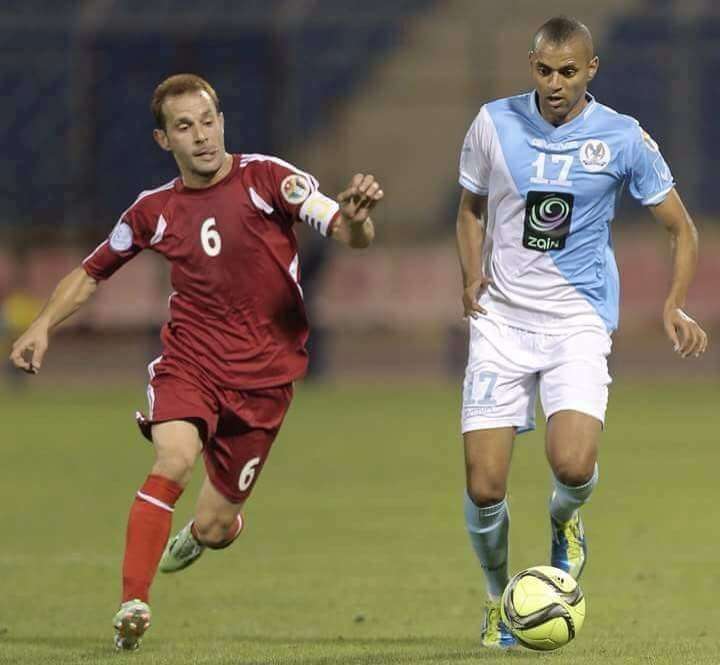 سالم العجالين "يمين" في إحدى المباريات