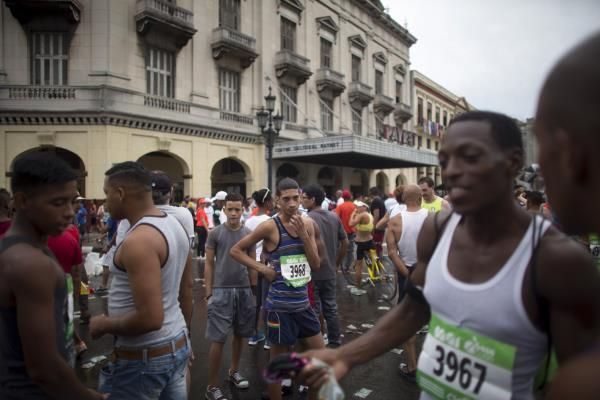 2015-11-15t211326z_978574014_gf20000061091_rtrmadp_3_cuba-marathon_reuters