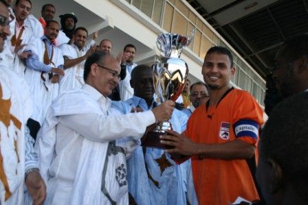 خونه ولد محفوظ قائد فريق نواذيبو يتسلم الكأس من يد الوزير الأول