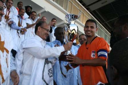 خونه ولد محفوظ قائد فريق نواذيبو يتسلم الكأس من يد الوزير الأول