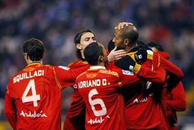 فرحة لاعبي أشبيلية بأحد أهداف في المباراة