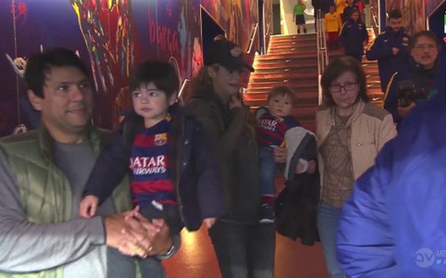 los-hijos-mujeres-pique-messi-suarez-bajaron-campo-1448723827063