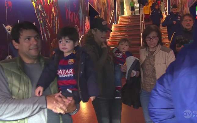 los-hijos-mujeres-pique-messi-suarez-bajaron-campo-1448723827063