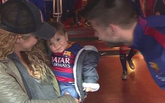 los-hijos-mujeres-pique-messi-suarez-bajaron-campo-1448723947503