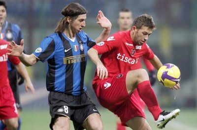 إبراهيموفتش و كانيني في صراع على الكرة