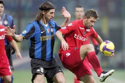 إبراهيموفتش و كانيني في صراع على الكرة