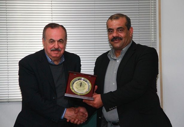 عبد القادر يسلم صبرة درعا تذكاريا