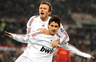 باتو المتألق بجانب بيكهام محتفلين بهدف الفريق الأول