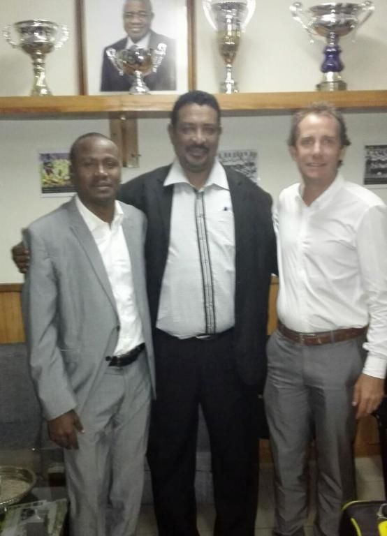 موفد الهلال يتوسط وكيل اللاعب  والمدير الفني لفريق اسك العاجي